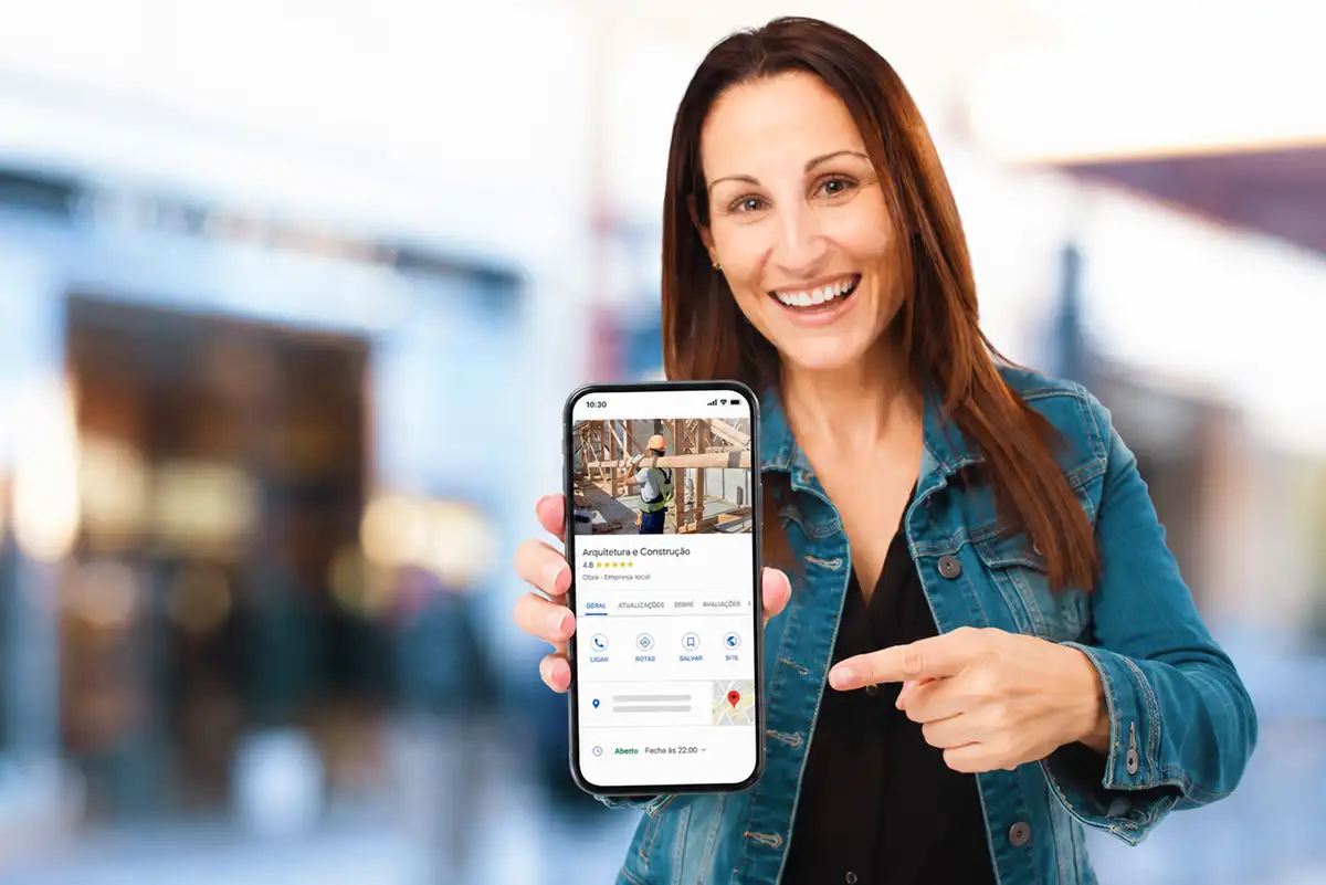 Empresária mostra Perfil da Empresa no Google no celular, com avaliação 4,8 estrelas e botões de contato