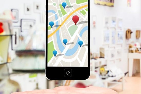 Celular com imagem do Google Maps