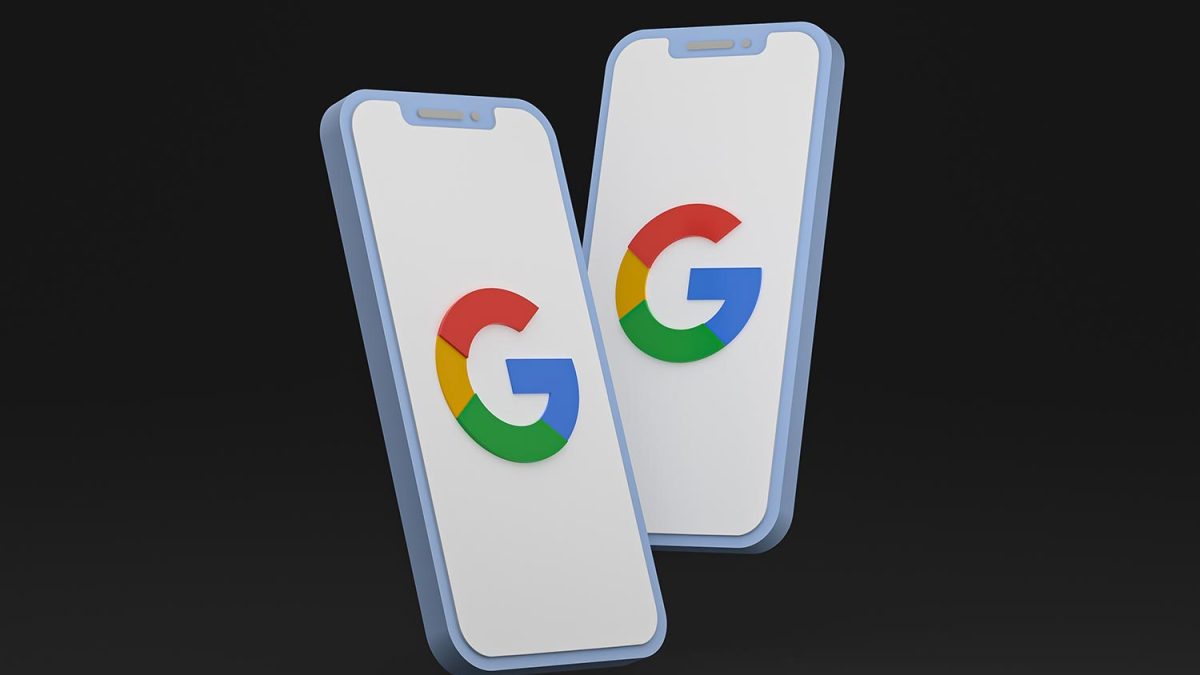 Imagem de um celular com logo Google