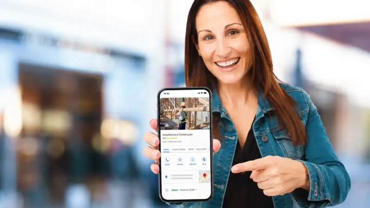 Empresária mostra Perfil da Empresa no Google no celular, com avaliação 4,8 estrelas e botões de contato